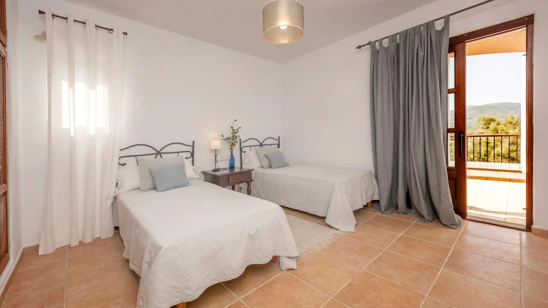 Villa Con Piscina-Zona Muy Tranquila - Privacidad - Sin Turismo Masivo Sant Carles de Peralta